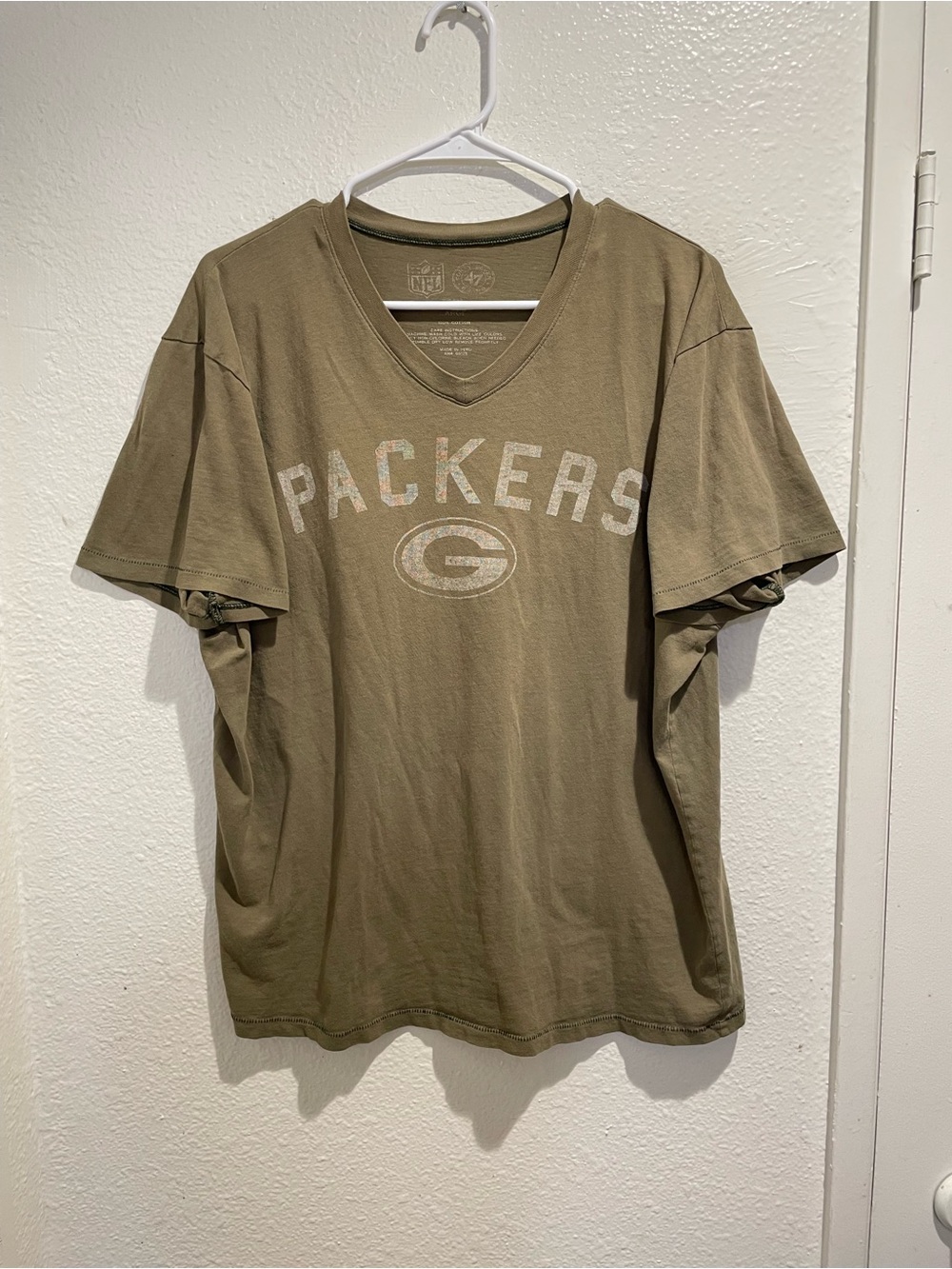 🏈 '47 Green Bay PACKERS Olive V-Neck Graphic Tee L 💚